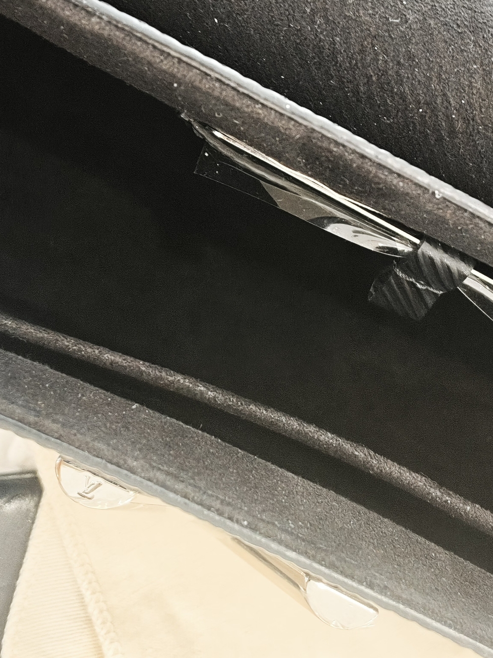 Louis Vuitton Epi Twist Shoulder Bag MM - Picture 10 of 13